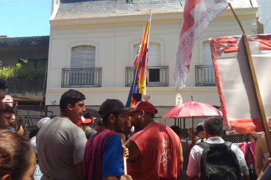 Miles de peruanos radicados en La Plata se movilizaron ayer para pedir que se termine la represión que sufren en su país nativo. 