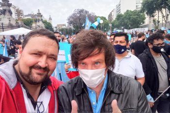Pablo Lenz sonríe junto a Javier Milei durante una de las manifestaciones en contra de la legalización del aborto. Fue detenido en una manifestación antivacunas.
