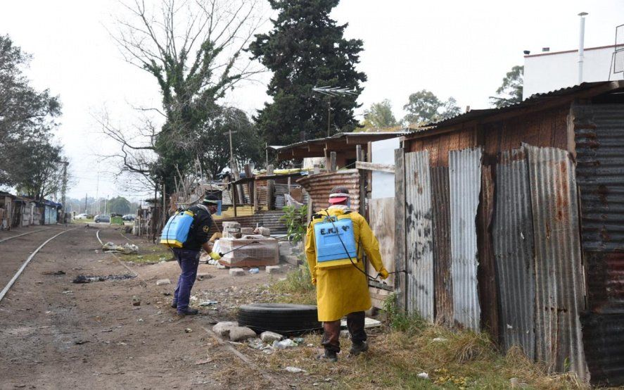Covid-19: La Plata desplegó un operativo sanitario frente al Barrio Cabezas para prevenir contagios