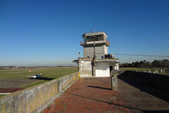 Una pobre vista del aeropuerto de La Plata 