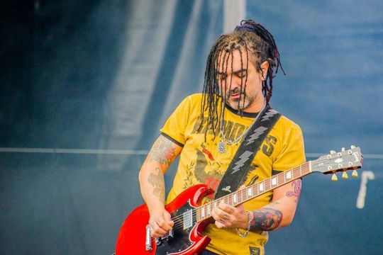 El guitarrista de Kapanga, Miguel “Maikel” De Luna Campos, se retirará de los escenarios por tiempo indefinido debido a razones de salud.