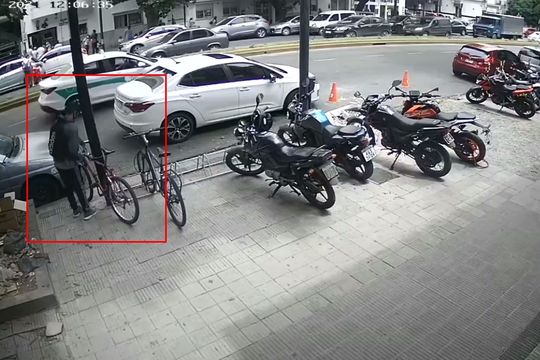 Así se robaban una bicicleta en pleno centro de LA Plata