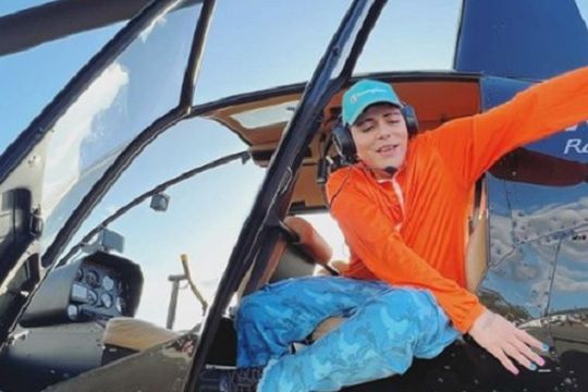 chileno expulsado del pais: cayo en paracaidas a casa de gran hermano
