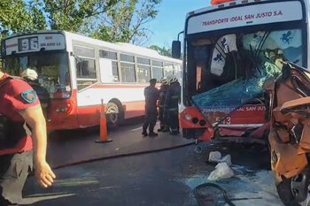 Impactante accidente entre un colectivo y 7 autos en la Autopista Dellepiane: al menos 21 heridos