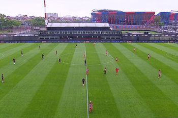 Estudiantes y Barracas juegan en cancha de Riestra.