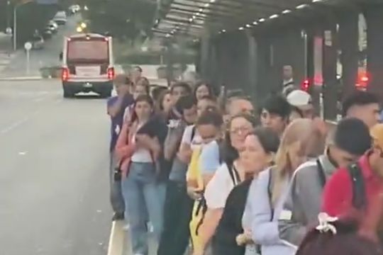 largas filas y calor: la odisea diaria en la linea 195 (costera) entre caba y la plata