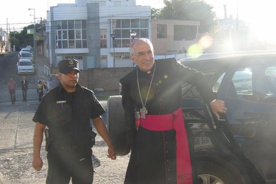 san nicolas: dictan una cautelar contra un obispo abusador