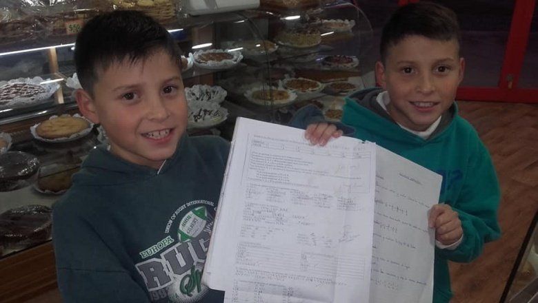 Dulce recompensa: regalan facturas y tortas a los chicos que saquen 10 en la escuela