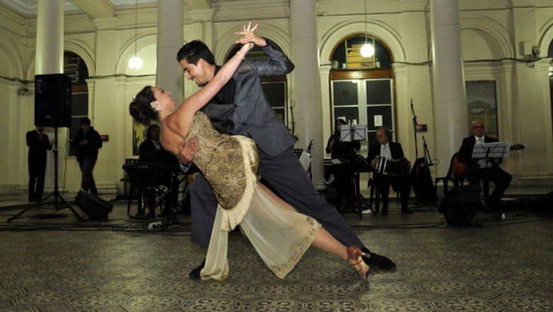 El próximo lunes vuelven las clases de tango y folklore gratuitas al Rectorado de la UNLP