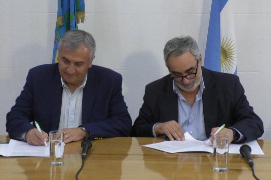 El gobernador de Jujuy, Gerardo Morales, firmó un acuerdo con el intendente de Trenque Lauquen para la producción de cannabis medicinal en el distrito.