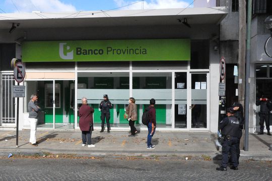 Usuarios de bancos bonaerenses podrán acceder a las sucursales entre las 8 y las 13 horas por motivo de las altas temperaturas.
