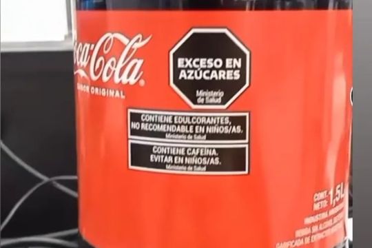La imagen de la botella de Coca Cola que comenzó a circular en redes, porque sería la primera que tiene el etiquetado frontal obligado por ley