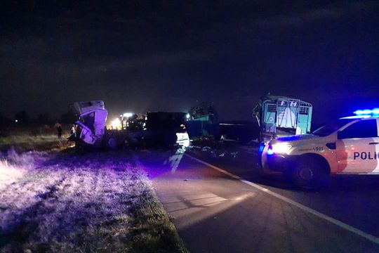 olavarria: dos muertos tras choque frontal de dos camiones