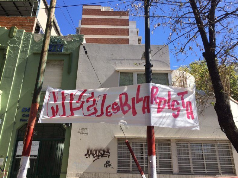 Milei es Bilardista, la bandera en la cancha de Estudiantes