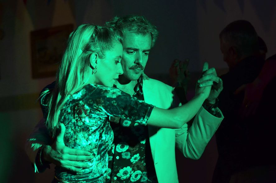 una jornada a puro tango de la mano del programa “Abrazadxs al Tango” con milonga y música en vivo en la Plaza Seca del Teatro Argentino.