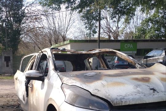 Uno de los autos prendido fuego en Tolosa