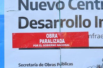 paralizada por el gobierno nacional: el sticker que le pega la provincia a la obra publica frenada por milei