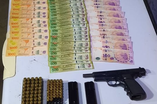 En el allanamiento, efectuado en Marcos Paz, incautaron 200.000 pesos y un arma