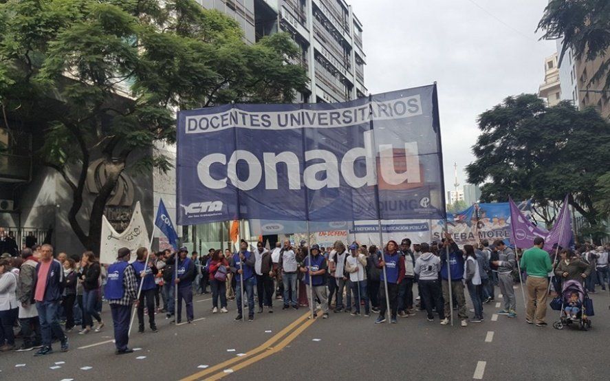 Paro de 48 horas y movilización de docentes universitarios contra “el ajuste de Macri y del FMI”