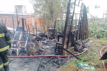 Incendio arrasó una vivienda en Ensenada y provocó alarma en el barrio El Dique