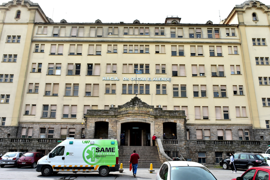 mar del plata: lo apunalo su familia, dejo el hospital sin el alta y se descompenso en un colectivo