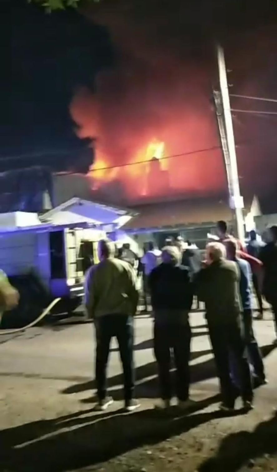 Gorina: suma tensión por el voraz incendio de un supermercado