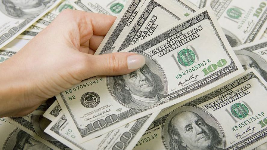 El dólar oficial oscila por encima de los $100