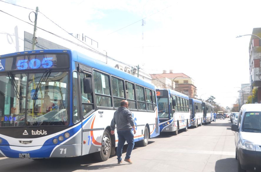 Una larga fila de colectivos del transporte urbano quedó varada durante minutos por el paso de la caravana de Milei