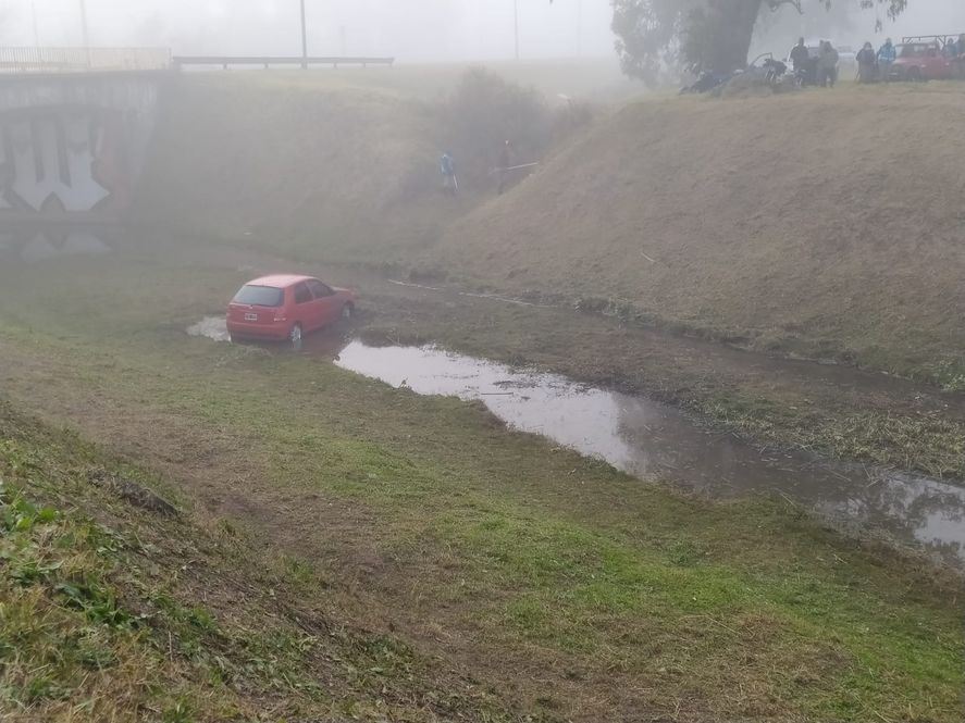 La Plata: se cayó en su auto a un arroyo y lo tuvieron que rescatar