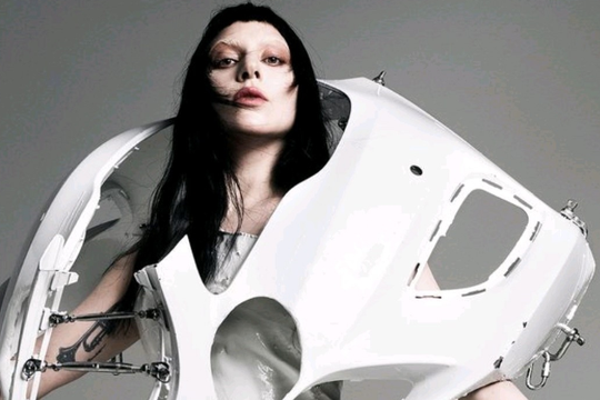 Quién es el diseñador argentino que vistió a Lady Gaga.