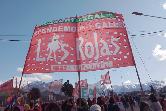 Las Rojas en la marcha de cierre del 36° Encuentro Plurinacional en Bariloche. Hoy estarán presentes en el Día de la Mujer.