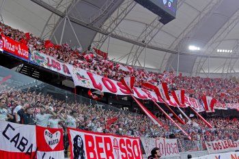 Los hinchas de Estudiantes coparon el estadio Madre de Ciudades para la final de la Copa de la Liga Profesional ante Vélez