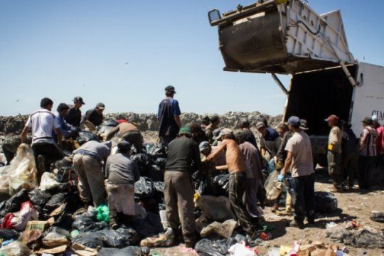 un video desnudo la crisis social en mar del plata: buscan comida y carton entre la basura