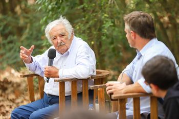 Pepe Mujica dio una charla en un distrito bonaerense.