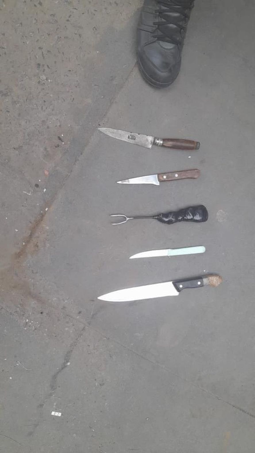 Cuchillos de utilización casera y facas estilo carcelarias se incautaron en la pelea de jóvenes en Florencio Varela y Berazategui 