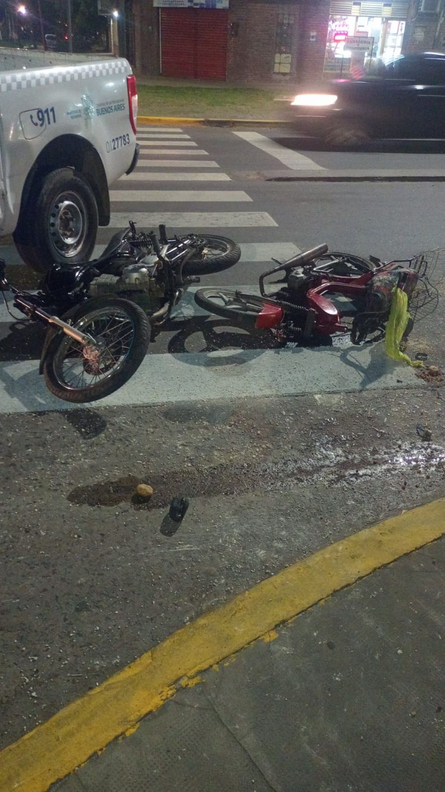 Una mujer de 70 años quedó al borde de la muerte tras choque entre dos motos