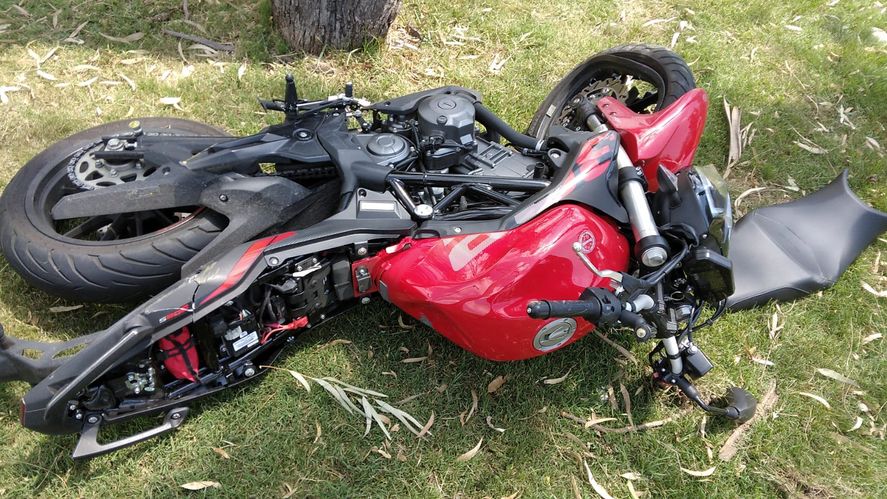 La Plata: un motociclista herido e internado tras chocar con un auto
