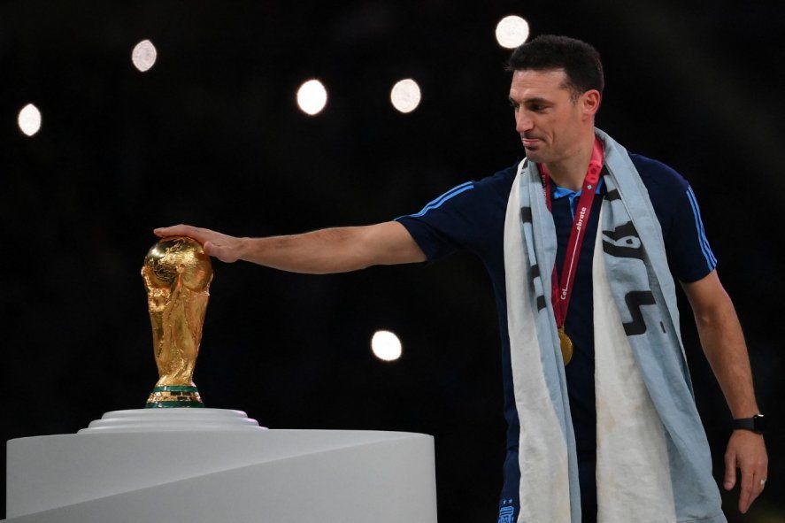 Lionel Scaloni tocando y conquistando la Copa del Mundo en Qatar 2022.