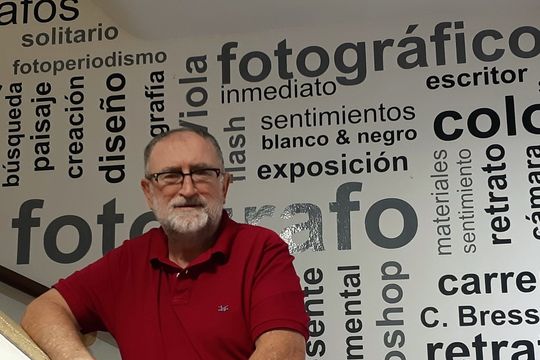 Fotógrafo urbano y arquitecto. Creador de la Foto Escuela que lleva su nombre en la ciudad de La Plata y la cual hoy cierra sus puertas 