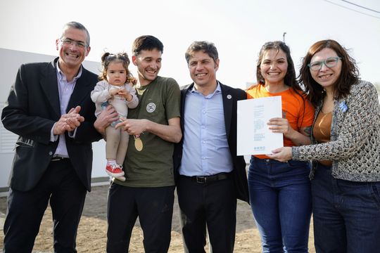 Kicillof hizo entrega de escrituras y viviendas en el municipio de Rauch