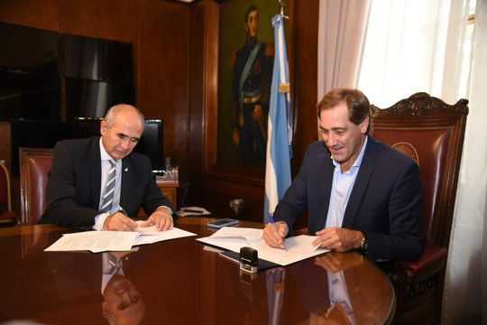Julio Garro junto a Martín López Armengol durante la firma del convenio.