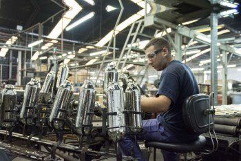 El empleo industrial volvió a crecer en agosto y acumula 25 meses de crecimiento ininterrumpido