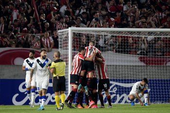 Festejo de gol en Estudiantes ante Vélez por Copa Libertadores