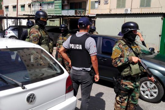 avellaneda: cayo un ex policia acusado de cometer entraderas