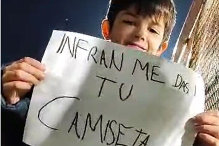 Tiago, el nene hincha de Gimnasia, que le pidió a Nelson Insfrán que le saque un diente y que le regale su camiseta