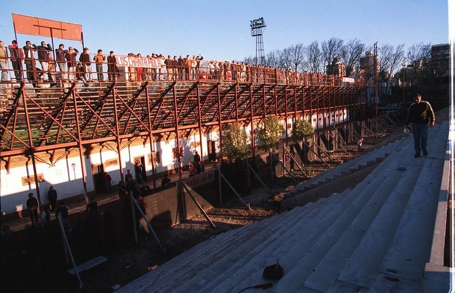 Las obras para remodelar el viejo estadio de 1 y 57 comenzaron en 2002, pero fueron frenadas r&aacute;pidamente por Julio Alak.