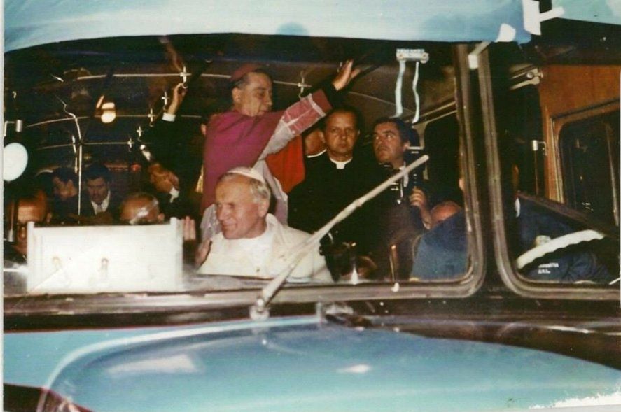 En el hilo de la cuenta de Twitter de @walkingconurban no falta la foto del Papa Wojtyla circulando en colectivo por las calles del conurbano 