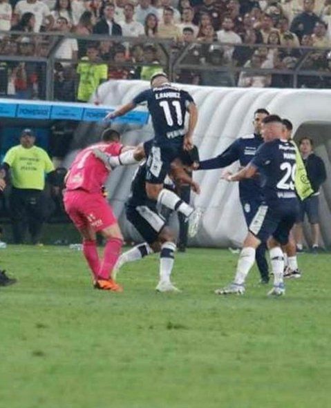 Jugadores de Gimnasia peleando con José Carvallo