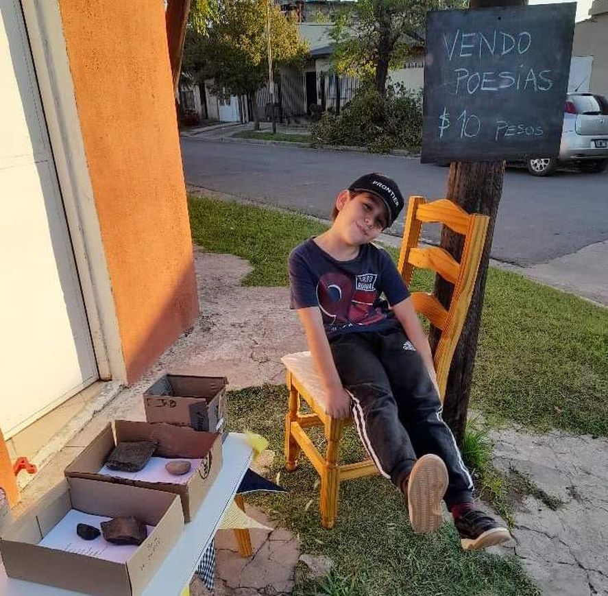 En la localidad bonaerense de Pergamino vive Juani, el niño que armó su propio emprendimiento: vende poesías a $10 en un parque.