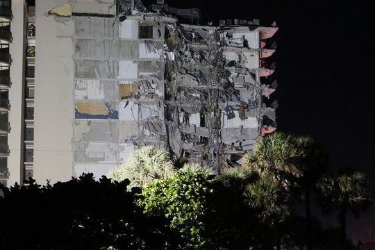 El edificio residencial se derrumbó parcialmente la madrugada del jueves (Foto: BBC)